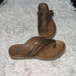 NWT never worn very g sandals